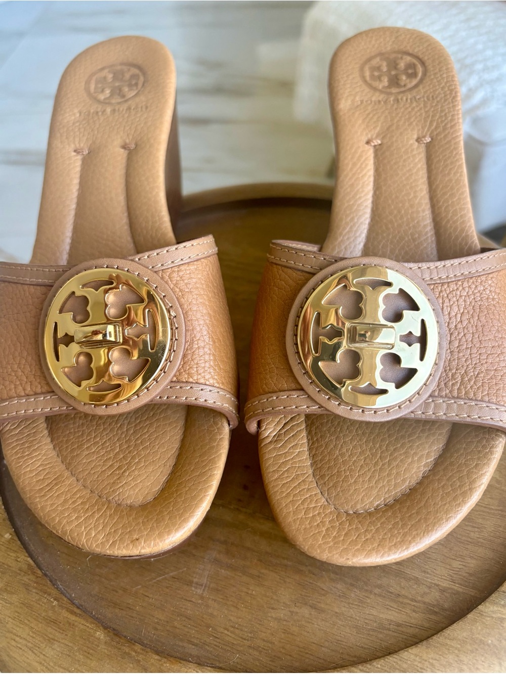 NEW Tory Burch SELMA Tan Leather Wedge Slides Gold Logo Medallions shoes 7.5M - Picture 9 of 9